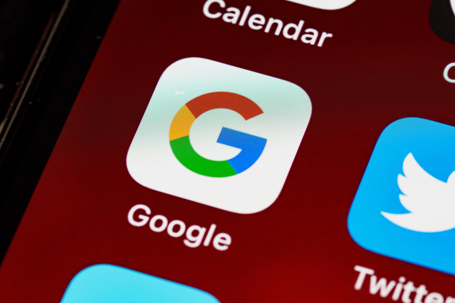 Google-ikoni kännykässä. Google paljasti vuoden 2024 hakutrendit.