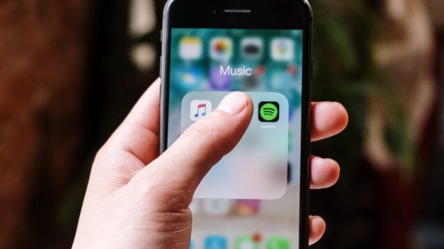 Apple Music vai Spotify näkyy puhelimen ruudussa. Spotify rikkoo ennätyksiä!