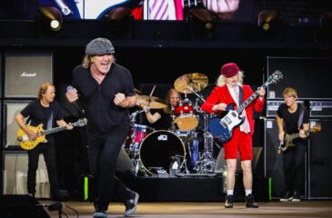 AC/DC esiintymässä lavalla.