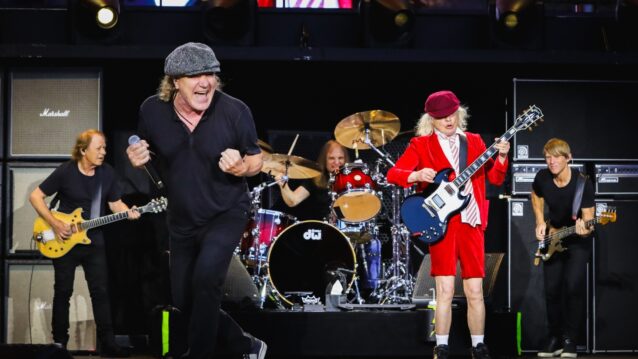 AC/DC esiintymässä lavalla.