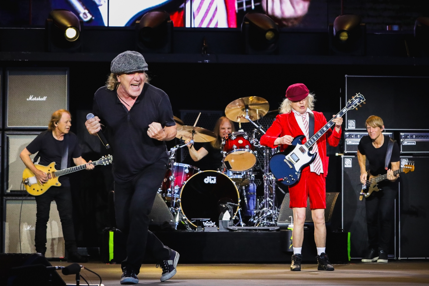 AC/DC esiintymässä lavalla.