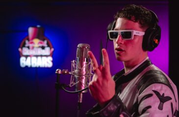 Ares näyttää käsimerkkiä. Ares mukana Red Bull 64 Bars -konseptissa!