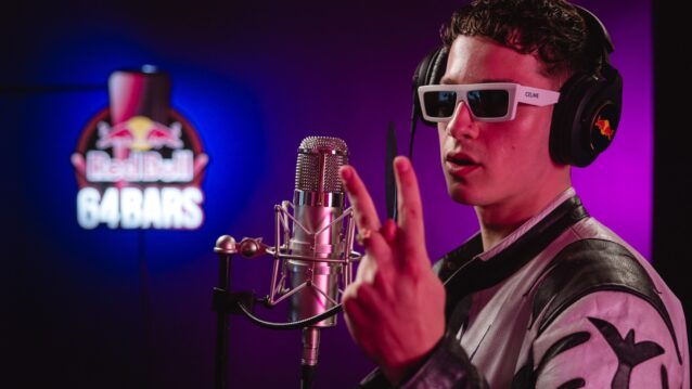 Ares näyttää käsimerkkiä. Ares mukana Red Bull 64 Bars -konseptissa!
