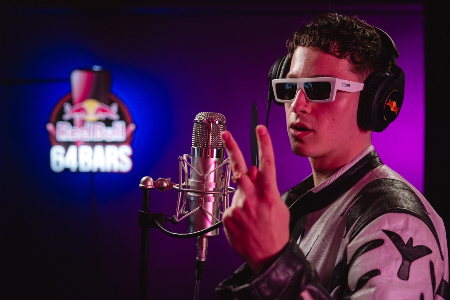 Ares näyttää käsimerkkiä. Ares mukana Red Bull 64 Bars -konseptissa!