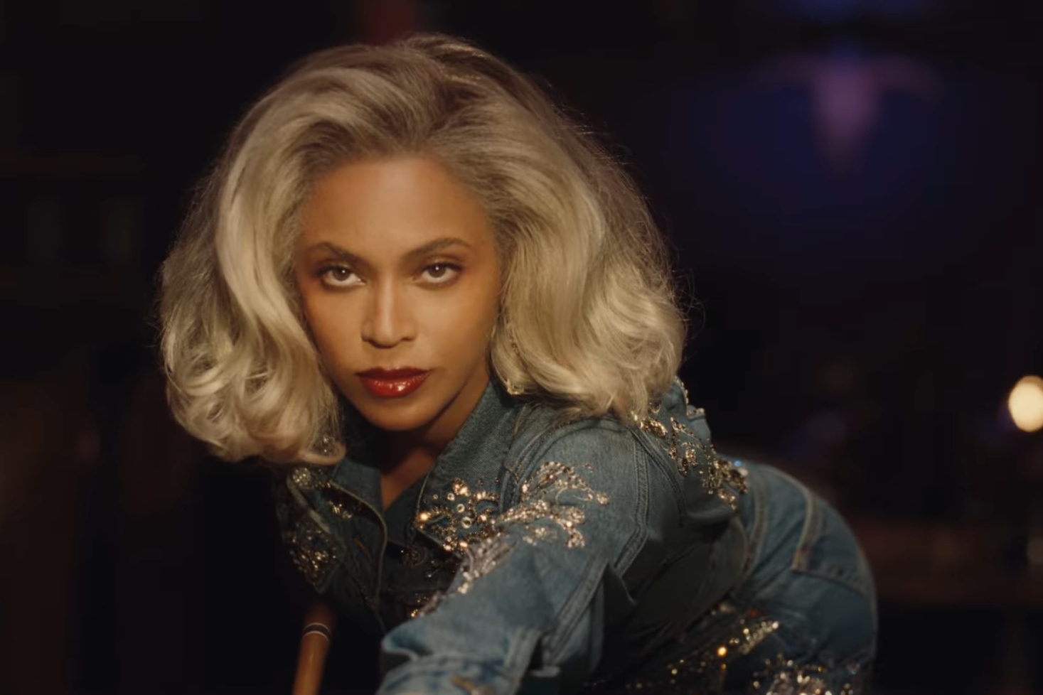 Beyoncé pelaamassa biljardin. Levi's ja Beyoncé uudistavat legendaarisen Pool Hall -mainoksen!