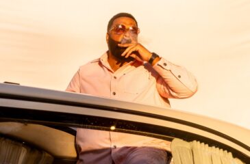 DJ Khaled avoauton päällä istumassa. DJ Khaled isännöi GTA 6:n radiokanavaa!