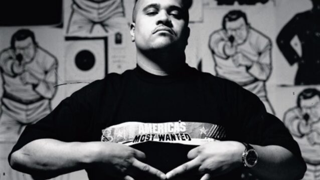 Irv Gotti näyttämässä käsimerkkejä. Irv Gotti on kuollut!