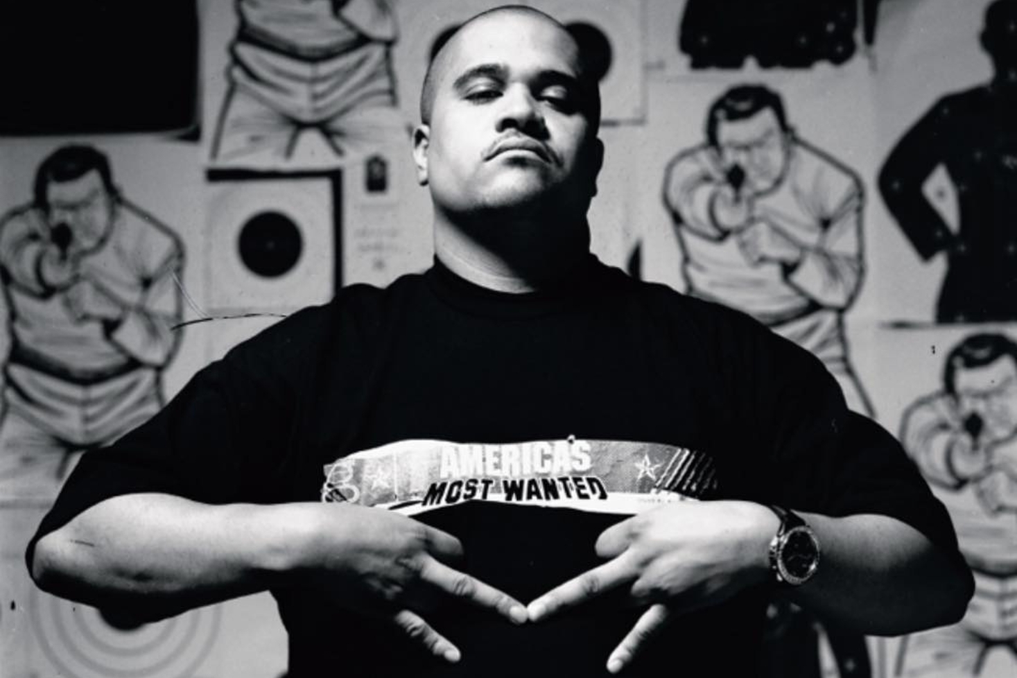 Irv Gotti näyttämässä käsimerkkejä. Irv Gotti on kuollut!