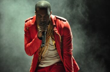 Kanye West esiintymässä lavalla. Kanye Westin Super Bowl -mainos johti skandaaliin!