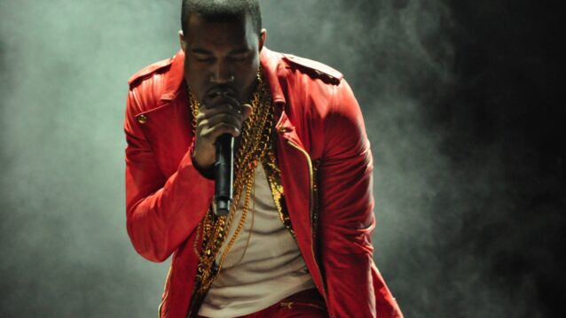 Kanye West esiintymässä lavalla. Kanye Westin Super Bowl -mainos johti skandaaliin!