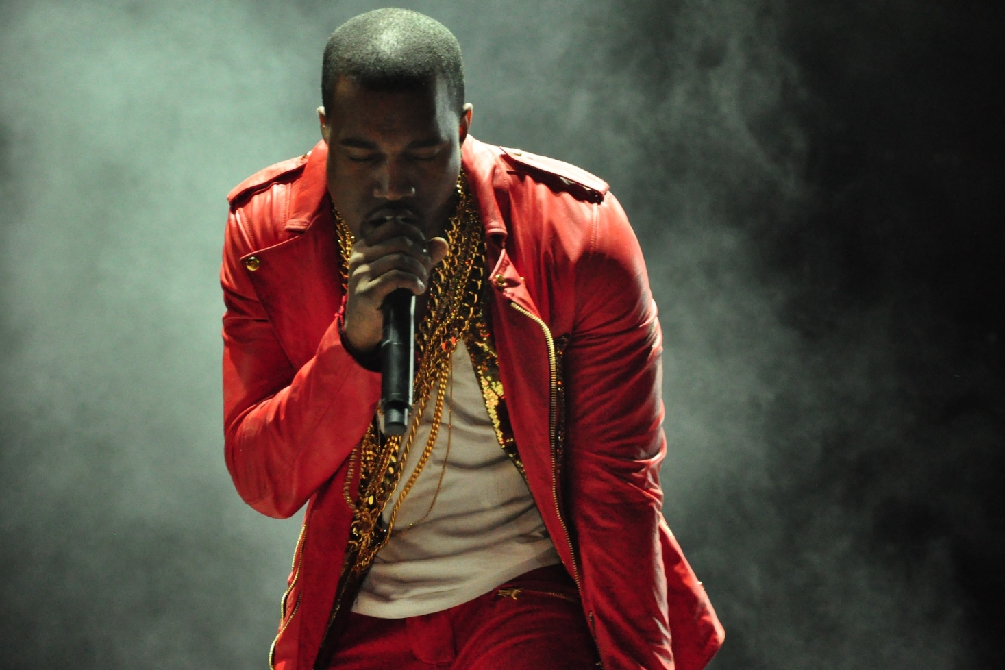 Kanye West esiintymässä lavalla. Kanye Westin Super Bowl -mainos johti skandaaliin!
