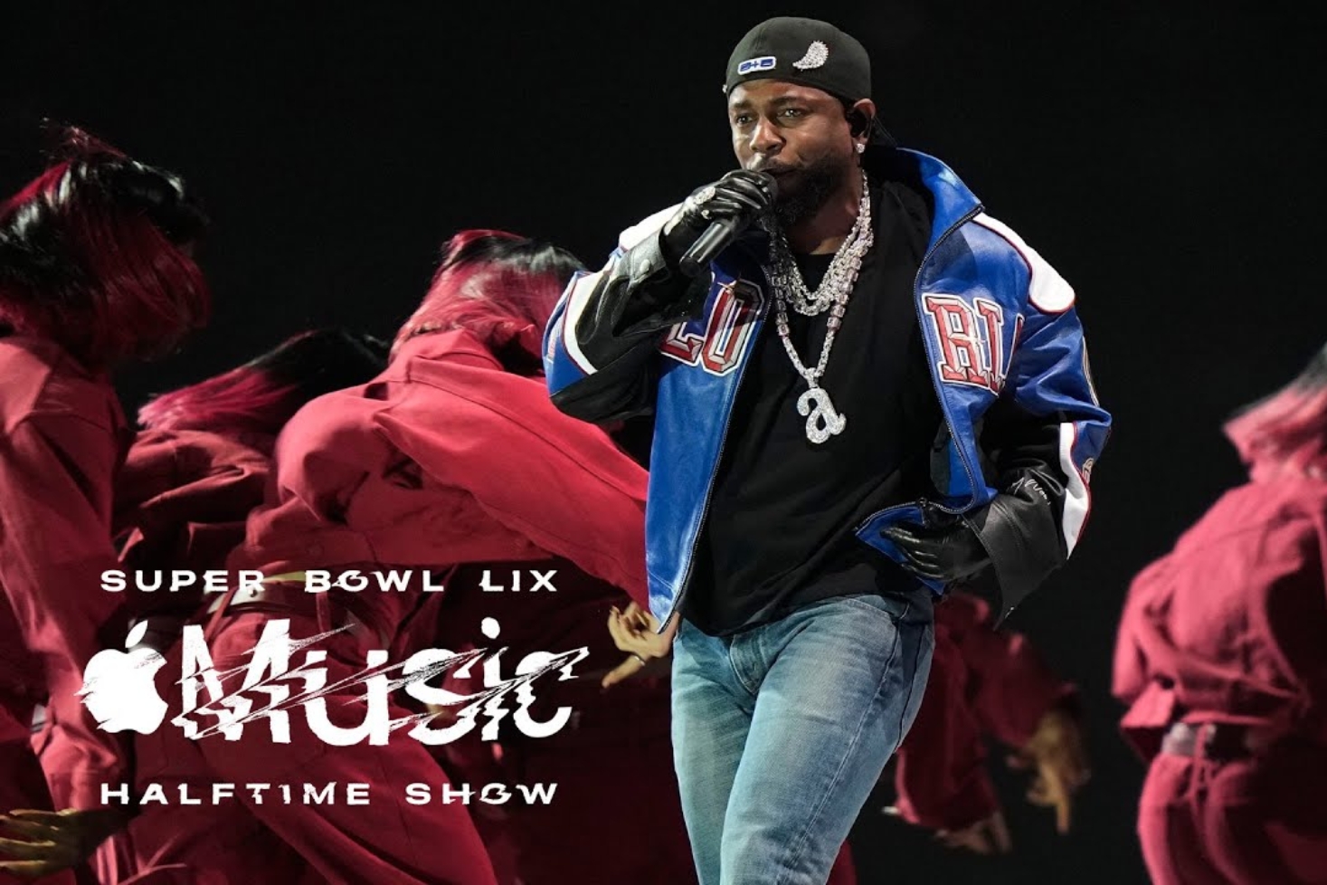 Kendrick Lamar esiintymässä. Kendrick Lamar käytti Super Bowl -lavaa hyväkseen!