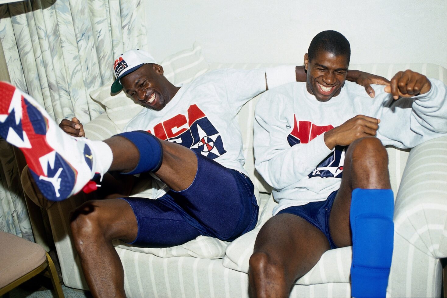 Michael Jordan ja Magic Johnson. Genius sensuroi kaikki Michael Jordaniin liittyvät lyriikat!
