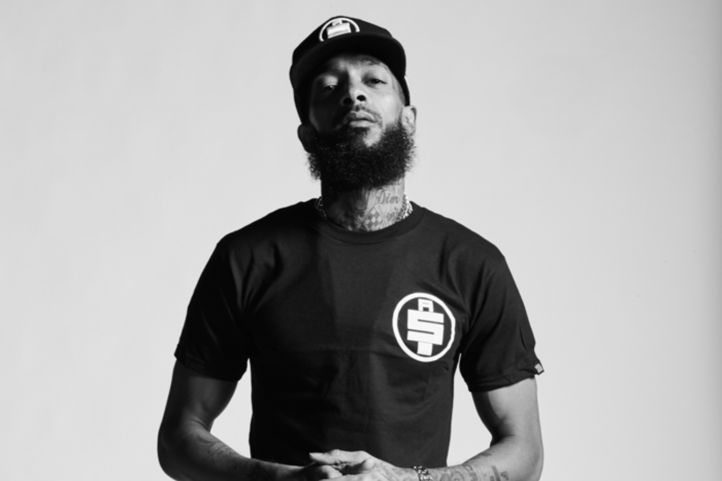 Nipsey Hussle lippis päässä. Nipsey Husslen albumi ja dokumentti etenevät omilla ehdoilla!