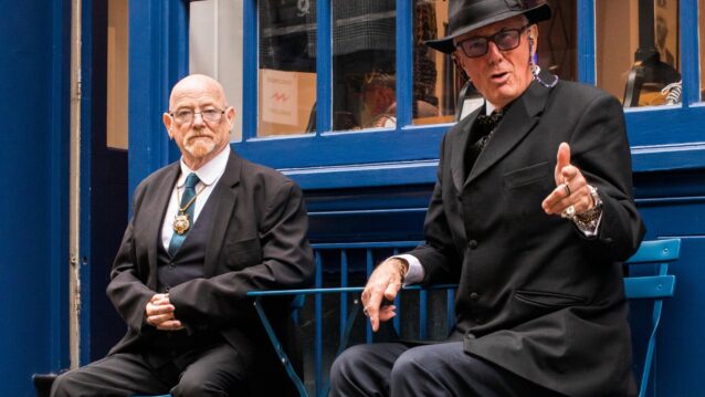 Pete & Bas istumassa tuoleilla. Ilosaarirockin uudet kiinnitykset julki!