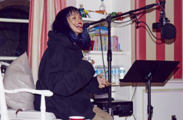 Rihanna mikrofonin edessä