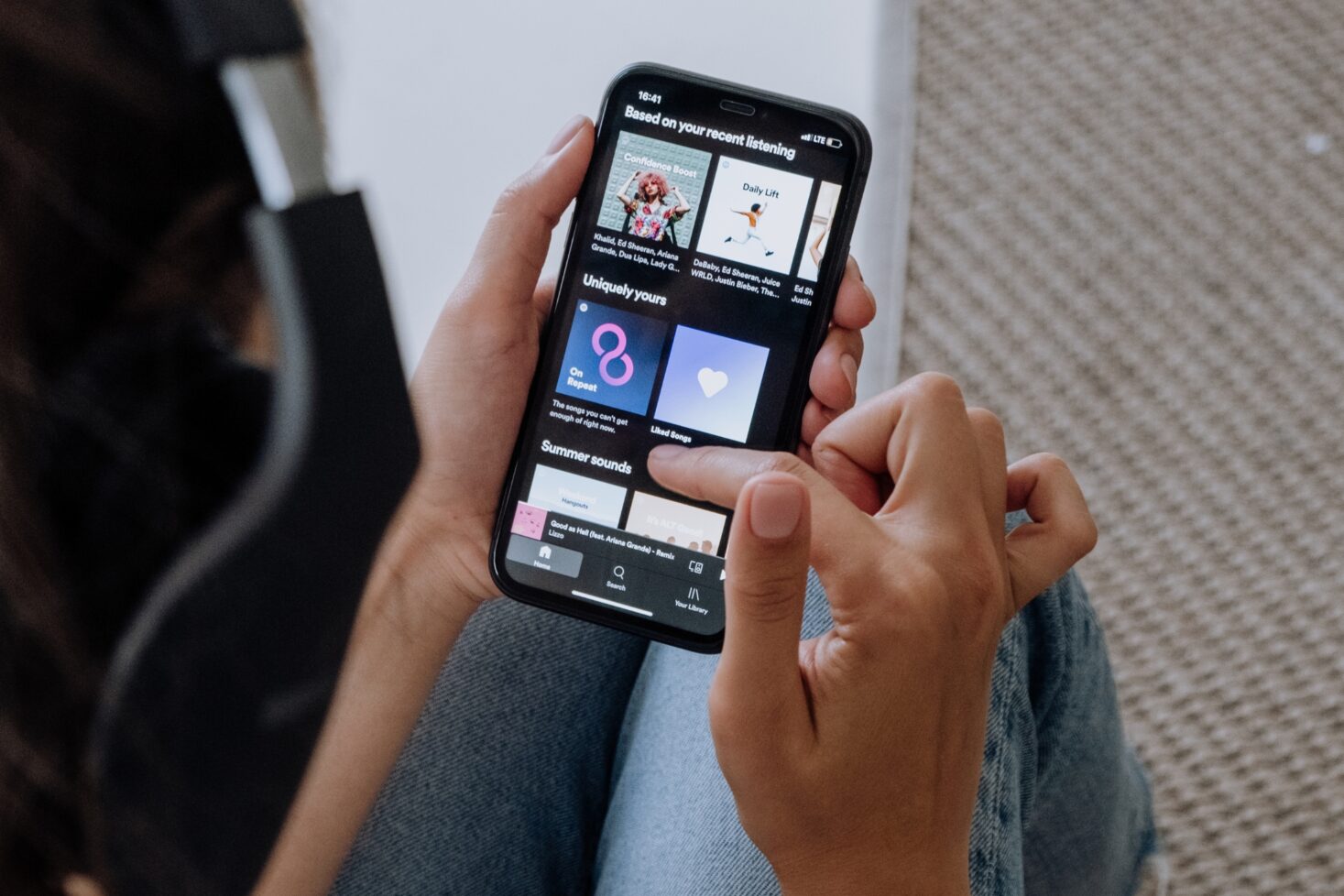 Joku näprää Spotifyta kännykällä. Tässä parhaat Spotify-lisäsovellukset!