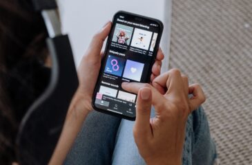 Joku näprää Spotifyta kännykällä. Tässä parhaat Spotify-lisäsovellukset!
