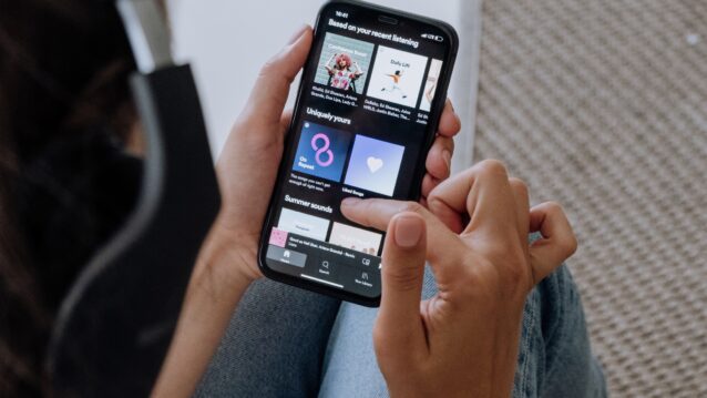 Joku näprää Spotifyta kännykällä. Tässä parhaat Spotify-lisäsovellukset!