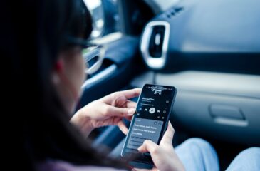 Joku kuuntelee Spotifyta autossa. Spotify Music Pro on tulossa!