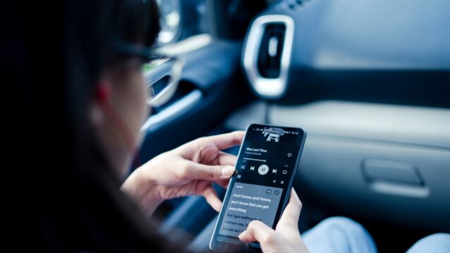 Joku kuuntelee Spotifyta autossa. Spotify Music Pro on tulossa!