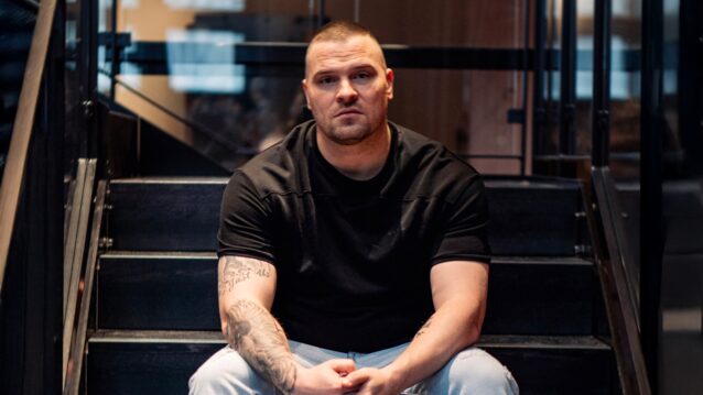 Tuomas Kauhanen istuu portaikolla