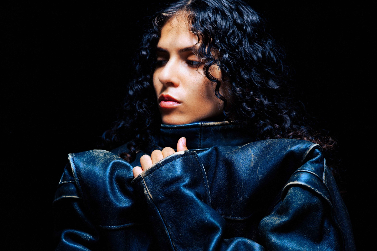 070 Shake nahkatakki päällä. 070 Shake saapuu Provinssiin!