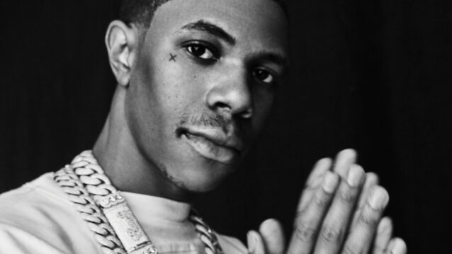 A Boogie wit da Hoodie kädet ristissä. A Boogie Wit da Hoodie joutui auto-onnettomuuteen!