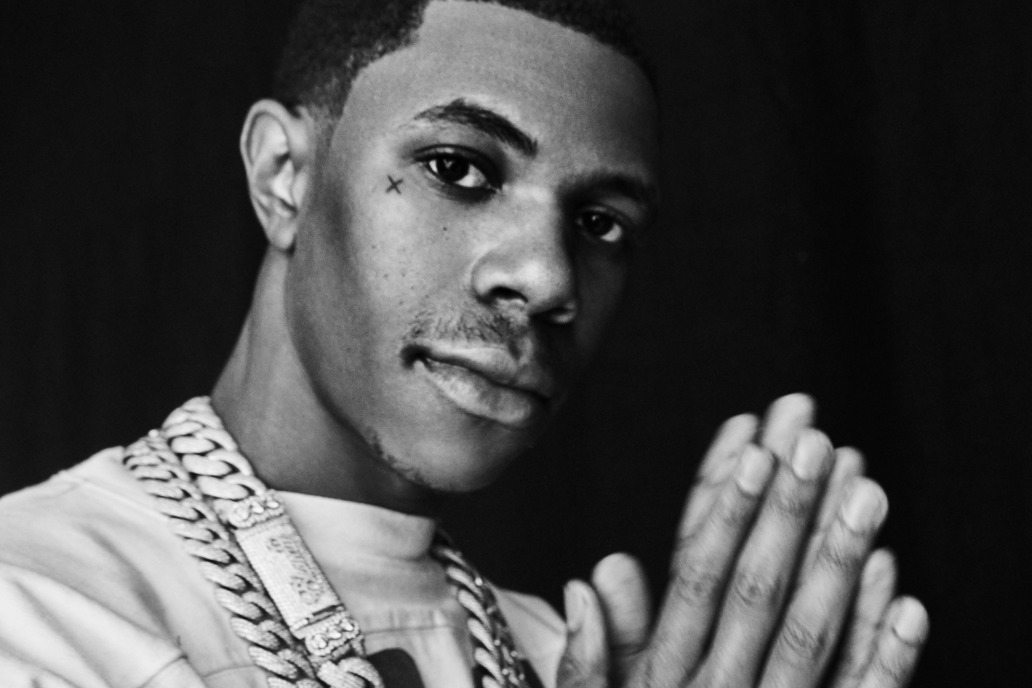A Boogie wit da Hoodie kädet ristissä. A Boogie Wit da Hoodie joutui auto-onnettomuuteen!