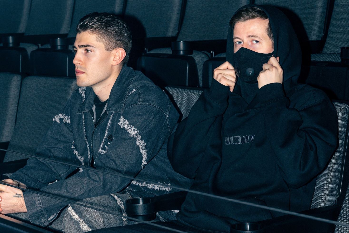 Alan Walker ja Robin Packalen istumassa tuoleilla