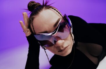 Bess nojaa käteensä Ultravioletti-albumin promokuvassa