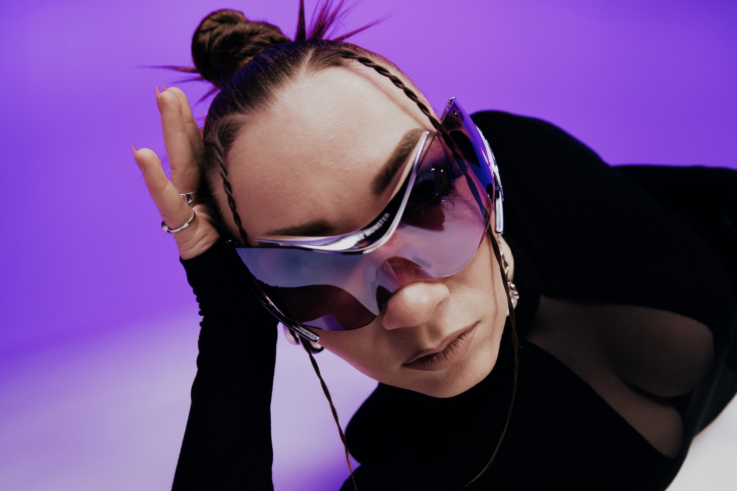 Bess nojaa käteensä Ultravioletti-albumin promokuvassa