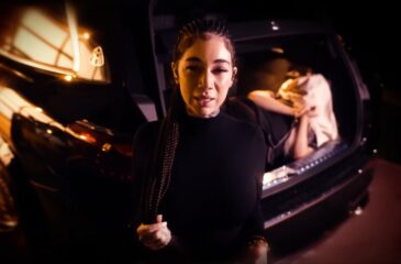 Bhad Bhabie auton edessä, Alabama Barker kontissa. Bhad Bhabien ja Alabama Barkerin biiffi jatkuu!