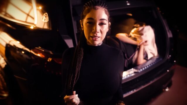 Bhad Bhabie auton edessä, Alabama Barker kontissa. Bhad Bhabien ja Alabama Barkerin biiffi jatkuu!