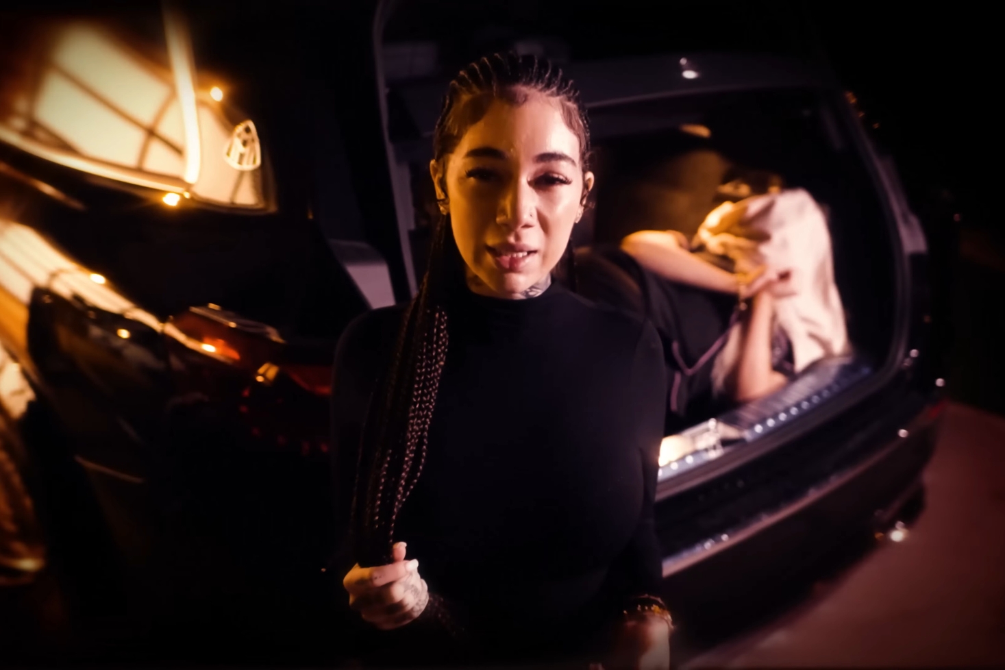 Bhad Bhabie auton edessä, Alabama Barker kontissa. Bhad Bhabien ja Alabama Barkerin biiffi jatkuu!