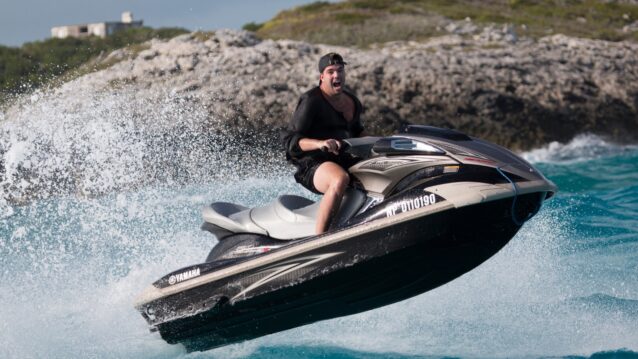 Fyre Festivalin perustaja BIlly MacFarland ajamassa vesiskootteria