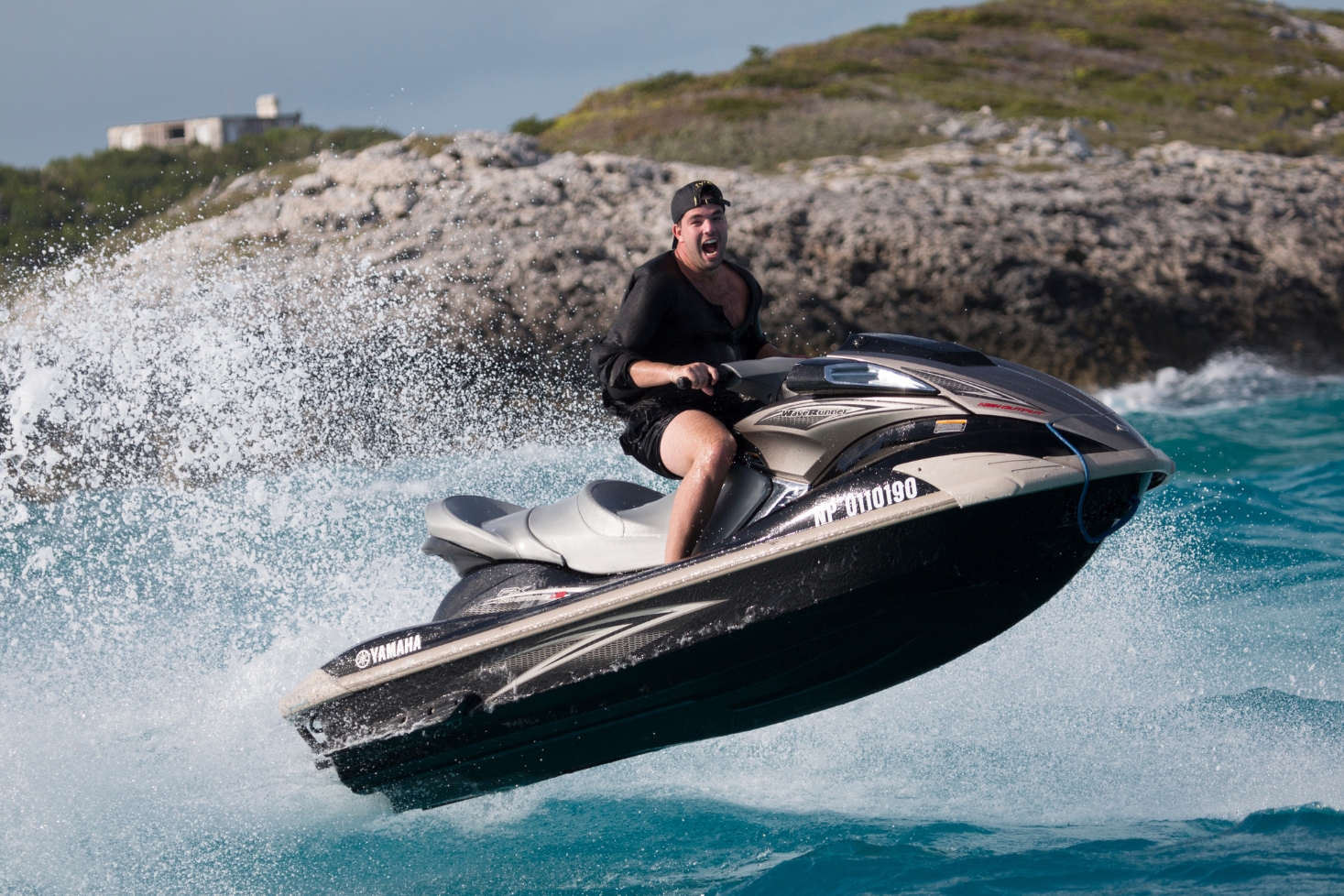Fyre Festivalin perustaja BIlly MacFarland ajamassa vesiskootteria