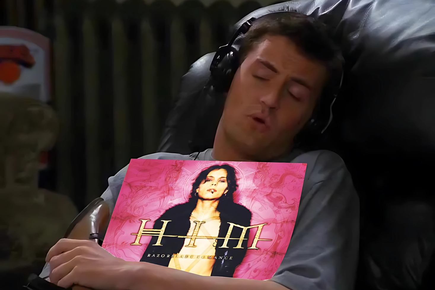 Chandler pitää kiinni HIMin Razorblade Romance -vinyylistä. Suomalainen musiikki ennätysluvuissa!