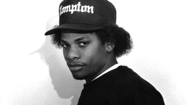Eazy-E valkoista taustaa vasten Compton-lippis päässä