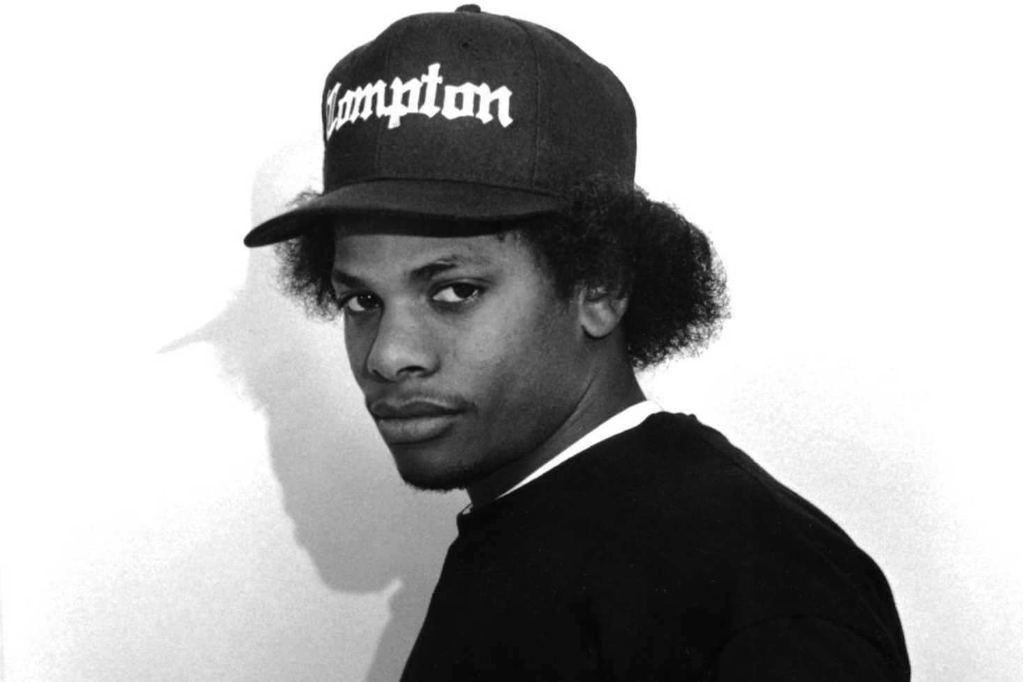 Eazy-E valkoista taustaa vasten Compton-lippis päässä
