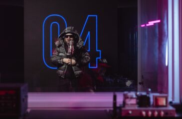 Fuge mikin edessä. Fuge tuo oman soundinsa Red Bull 64 Bars -sarjaan!