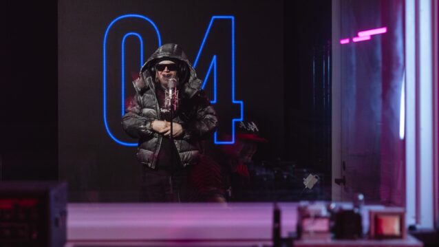 Fuge mikin edessä. Fuge tuo oman soundinsa Red Bull 64 Bars -sarjaan!