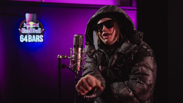 Fuge mikin edessä. Fuge tuo oman tyylinsä Red Bull 64 Bars -sarjaan!