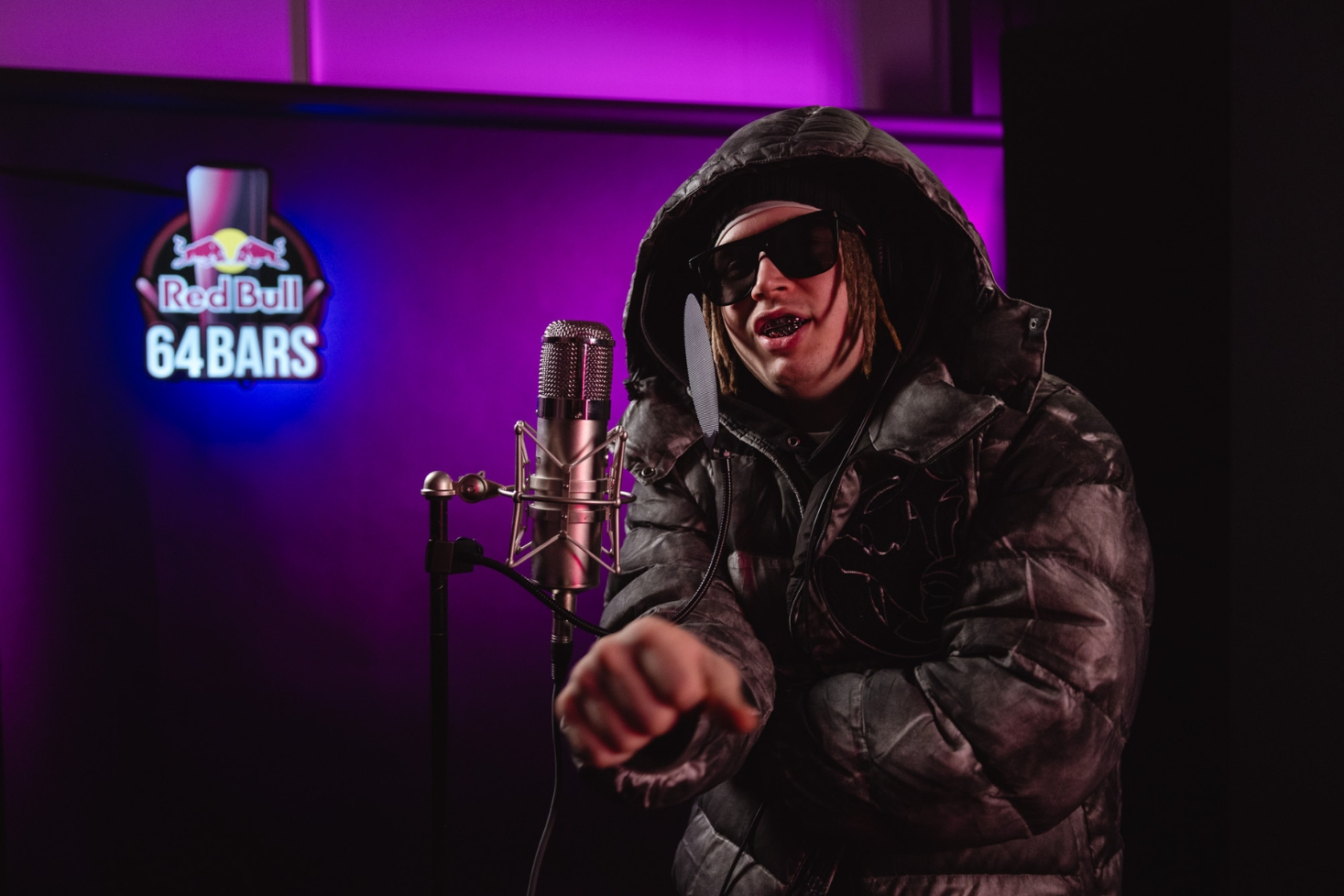 Fuge mikin edessä. Fuge tuo oman tyylinsä Red Bull 64 Bars -sarjaan!