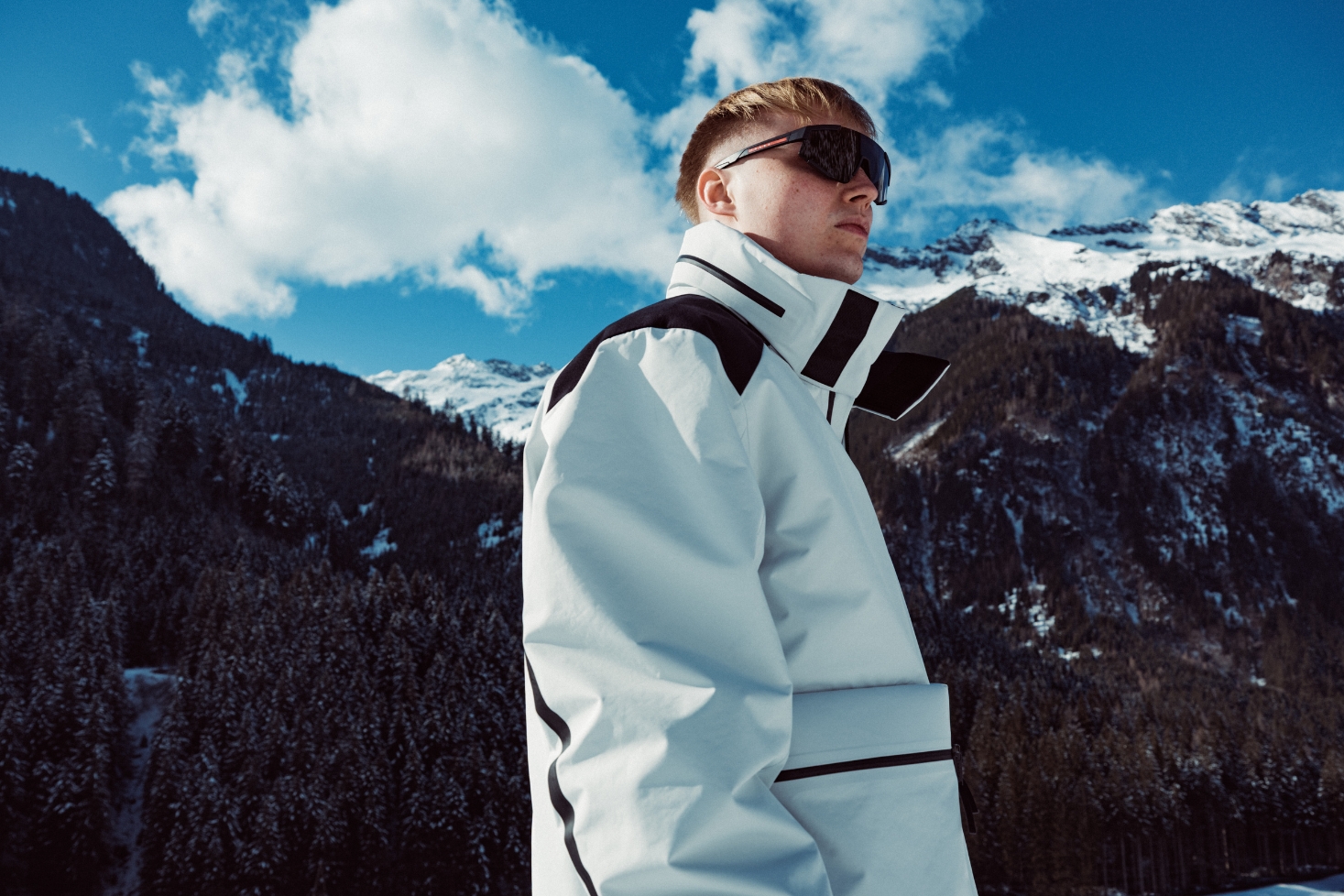 Vanhasta Uuteen -promokuva, jossa Isac Elliot on vuorien vieressä