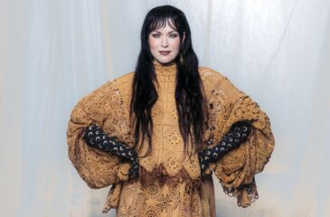 Jenni Vartiainen poseeraa ORIGO-albuminsa promokuvassa