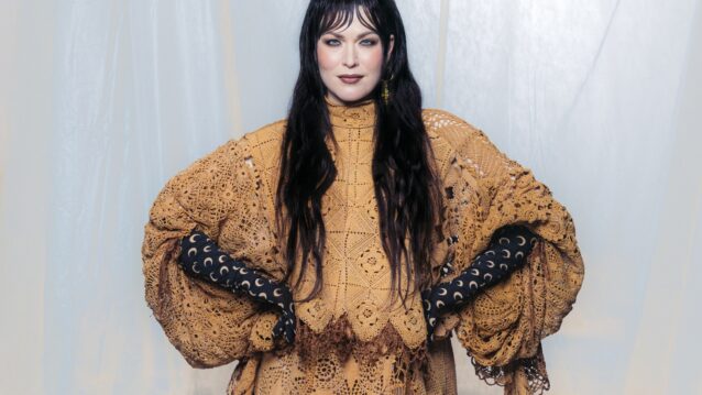 Jenni Vartiainen poseeraa ORIGO-albuminsa promokuvassa