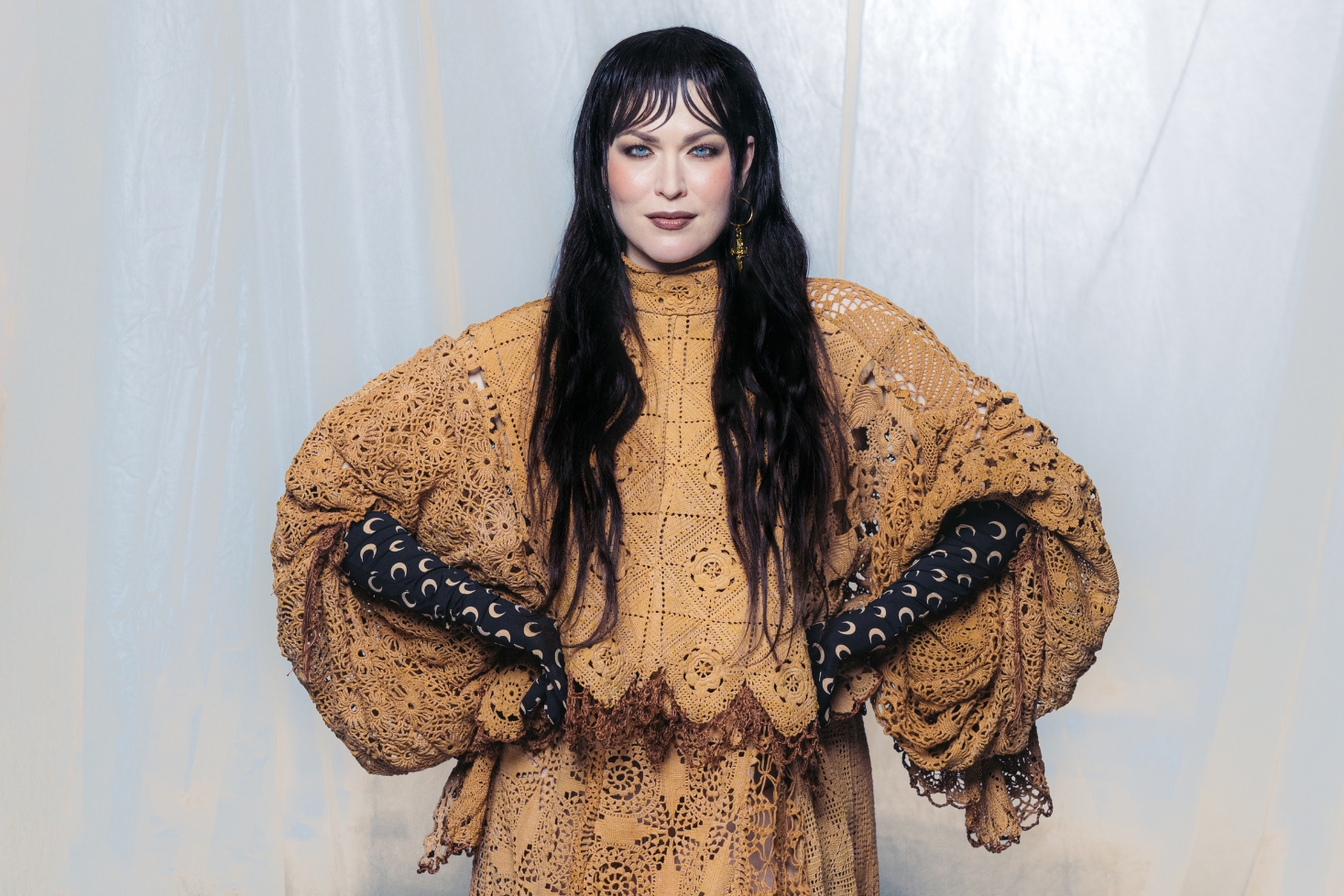 Jenni Vartiainen poseeraa ORIGO-albuminsa promokuvassa