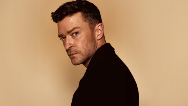 Justin Timberlake poseeraa keltaista seinää vasten. Justin Timberlake muuntautui lentoemännäksi!