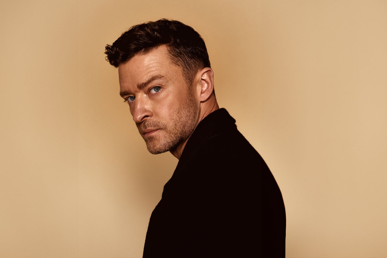 Justin Timberlake poseeraa keltaista seinää vasten. Justin Timberlake muuntautui lentoemännäksi!